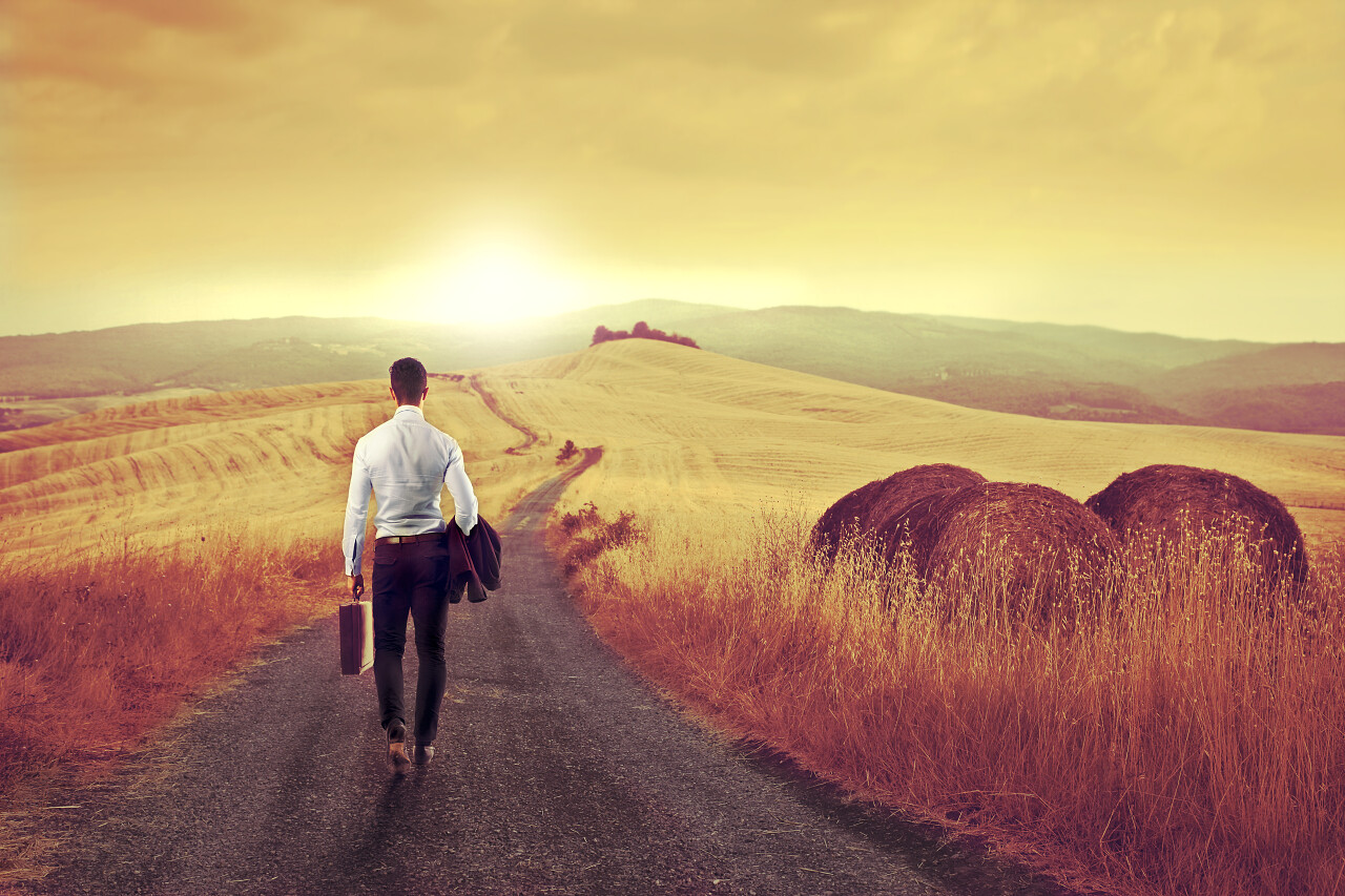 一个男人走在乡间的小路上孤独的男人