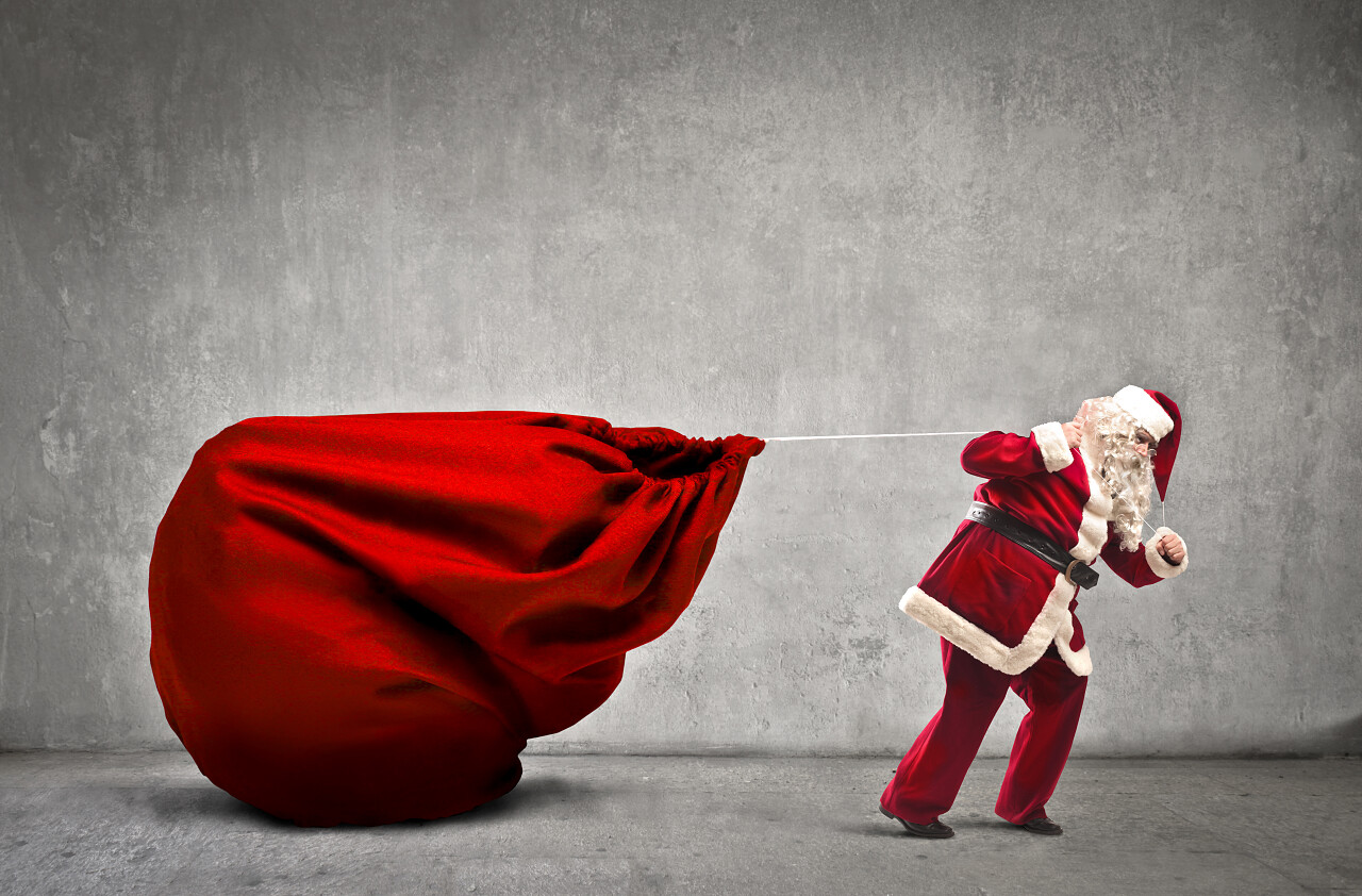 圣诞老人拖动红色袋子