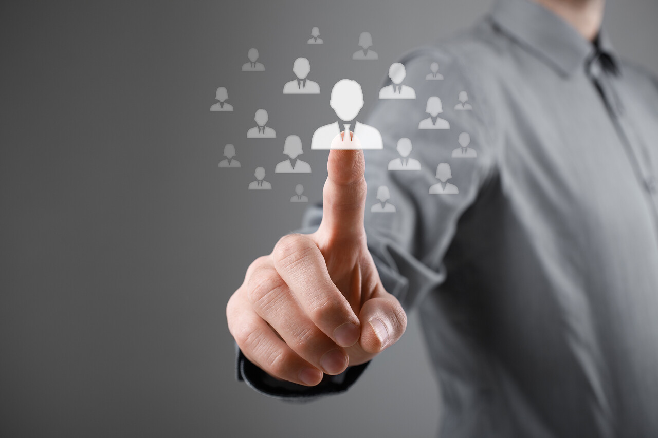 高科技上的人物图标社交平台