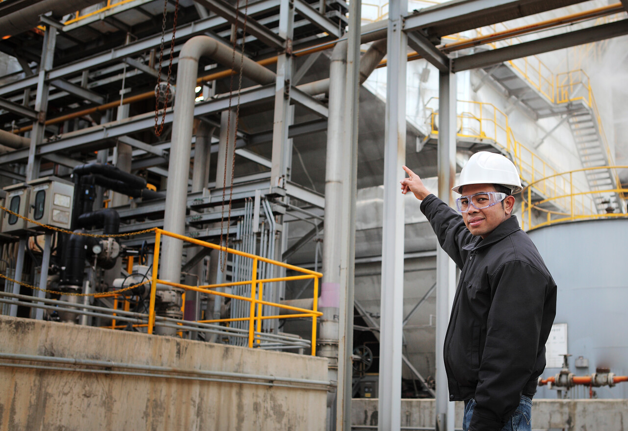 指向管路的工程师