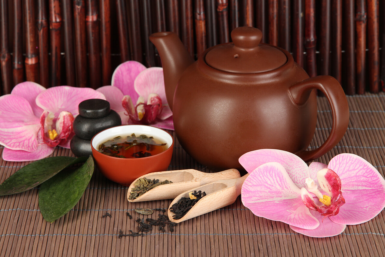 竹桌上的茶壶与茶杯