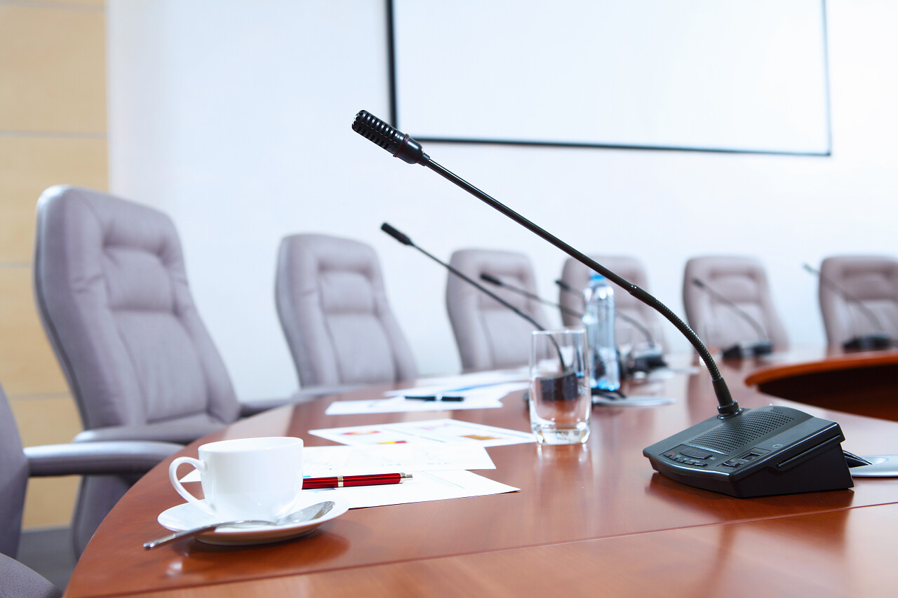 椅子前的麦克风