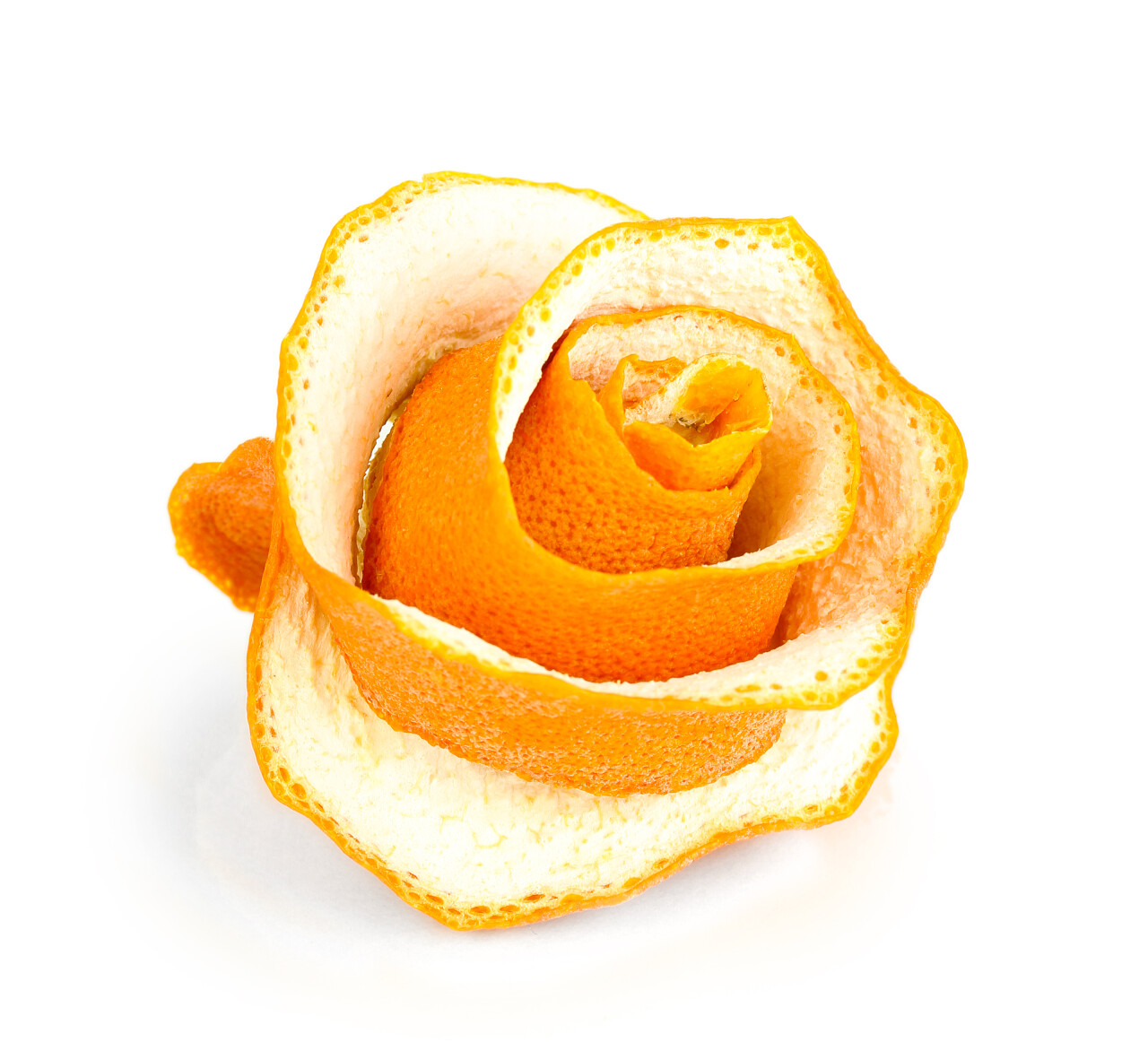 白色背景上的干橙皮做成的玫瑰七夕520情人节214情人节