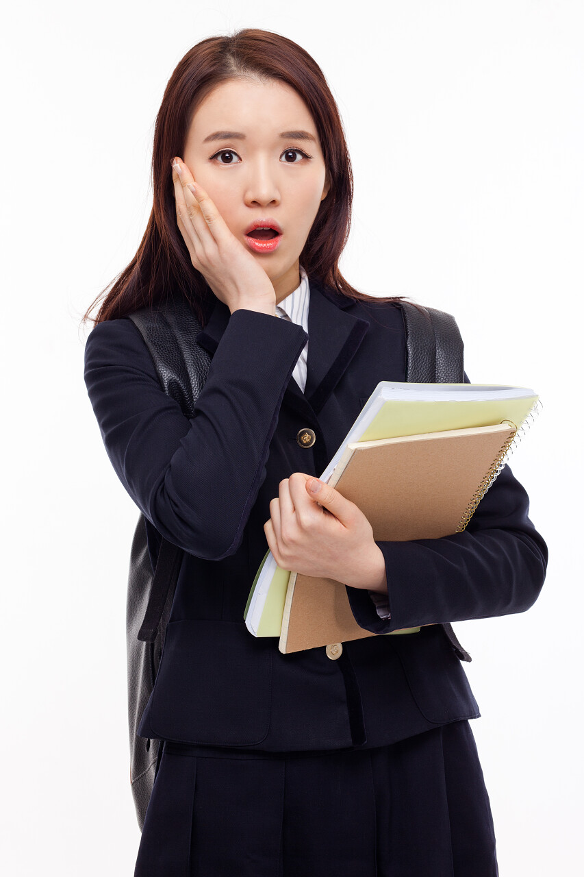 白色背景上的学生震惊