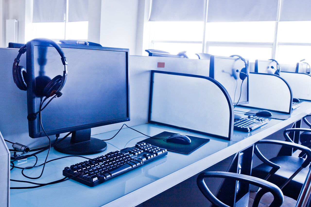 布满电脑的房间