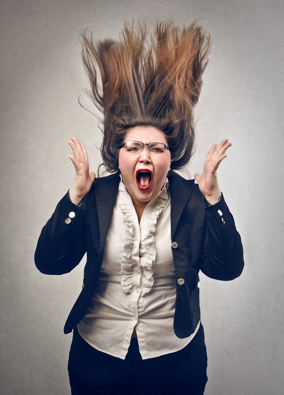 愤怒尖叫的女人焦虑暴躁