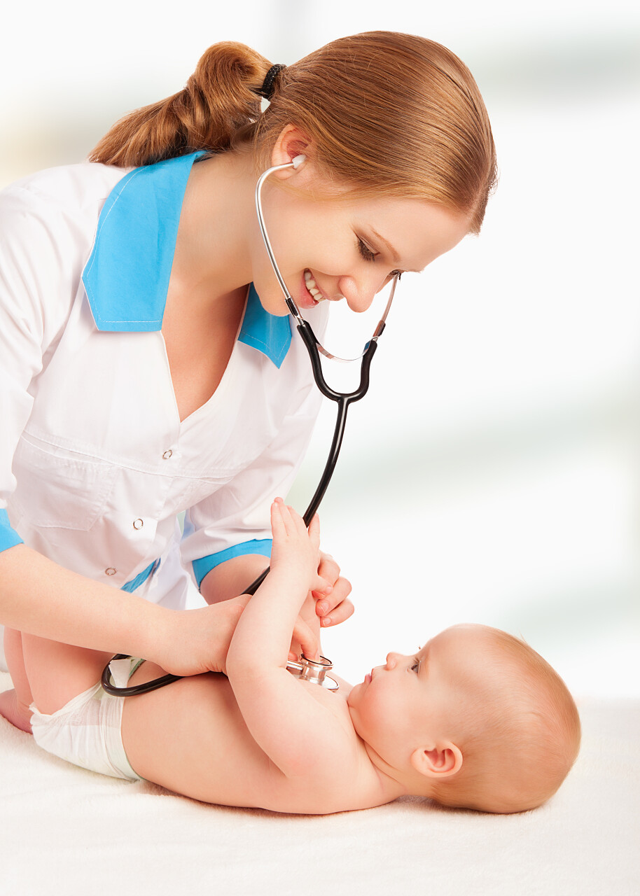 女医生用听诊器听心脏儿科医生