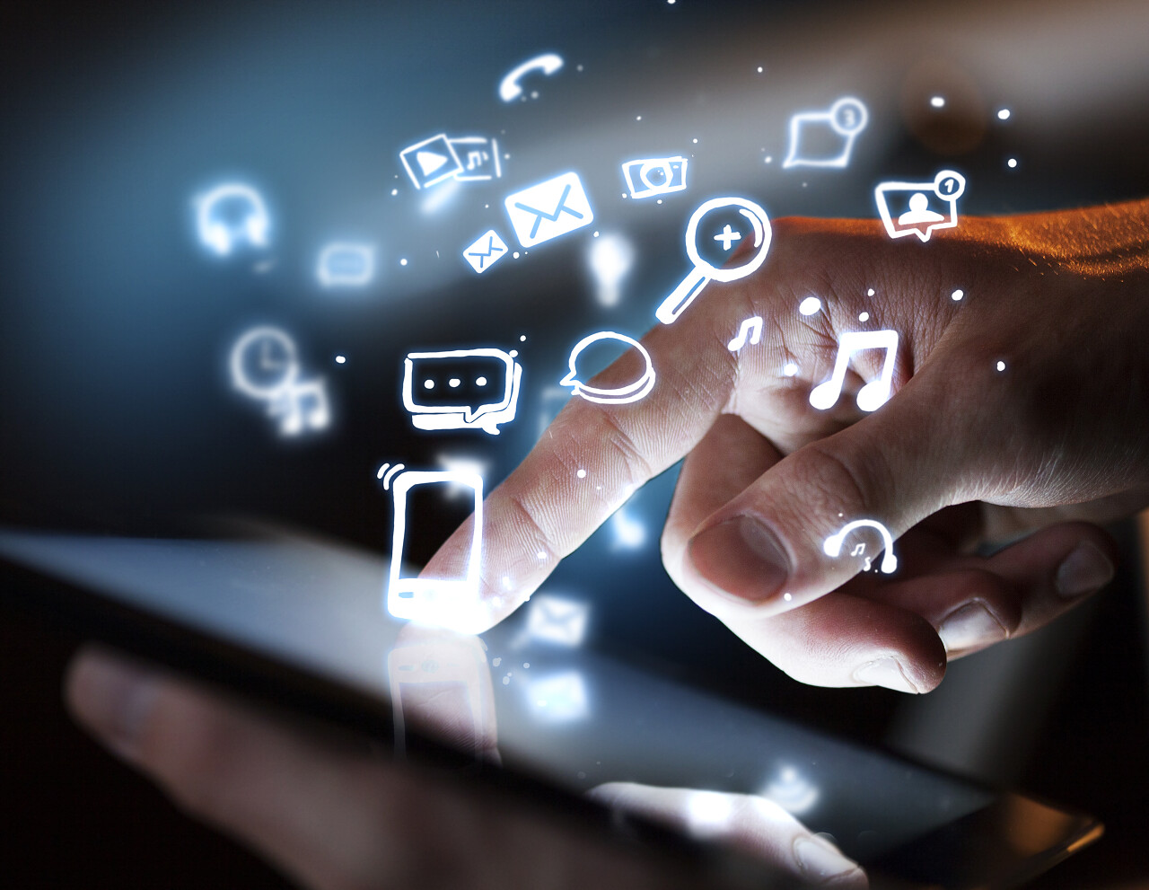 用手触摸数码平板电脑社交平台点击手势