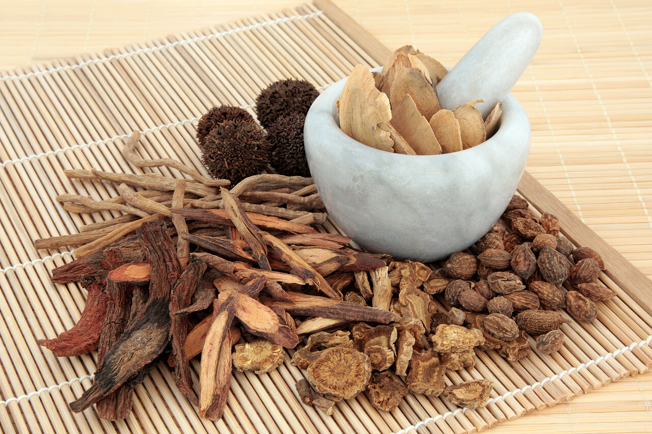 竹凉席上的中草药