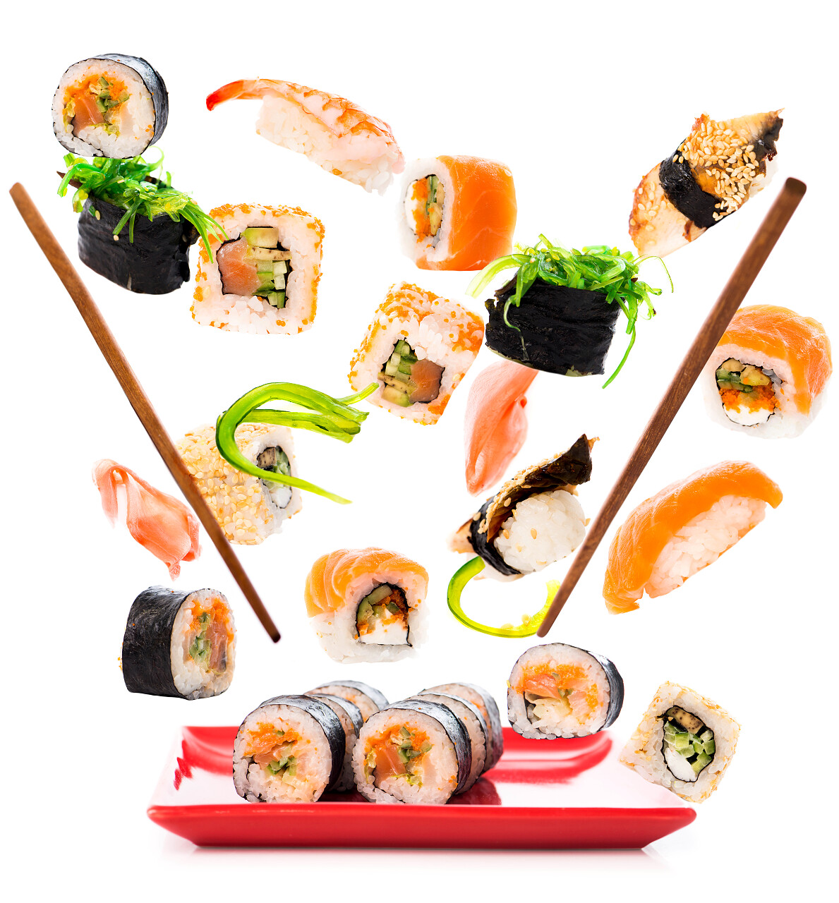 孤立在白色背景上飞寿司的美味片断