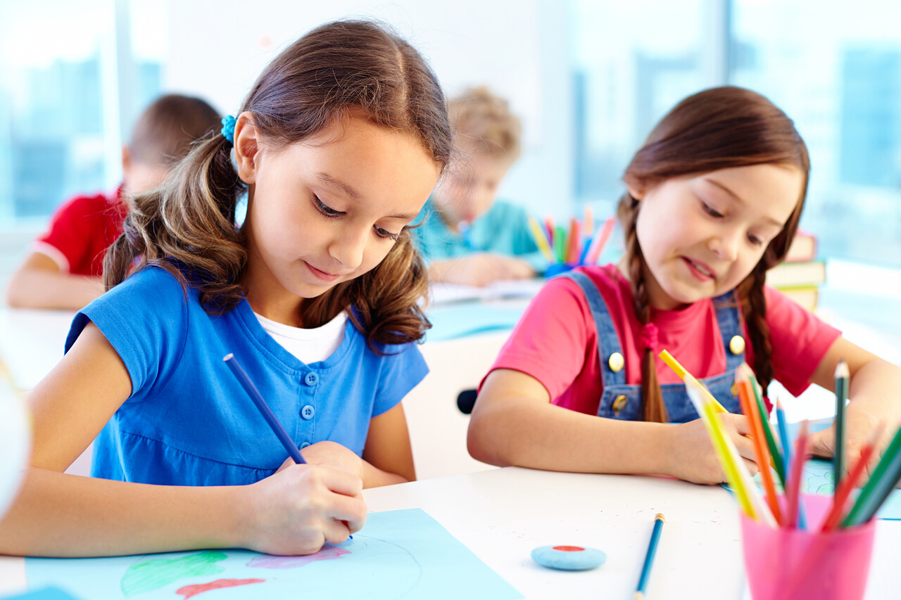 小女孩在课堂上画画