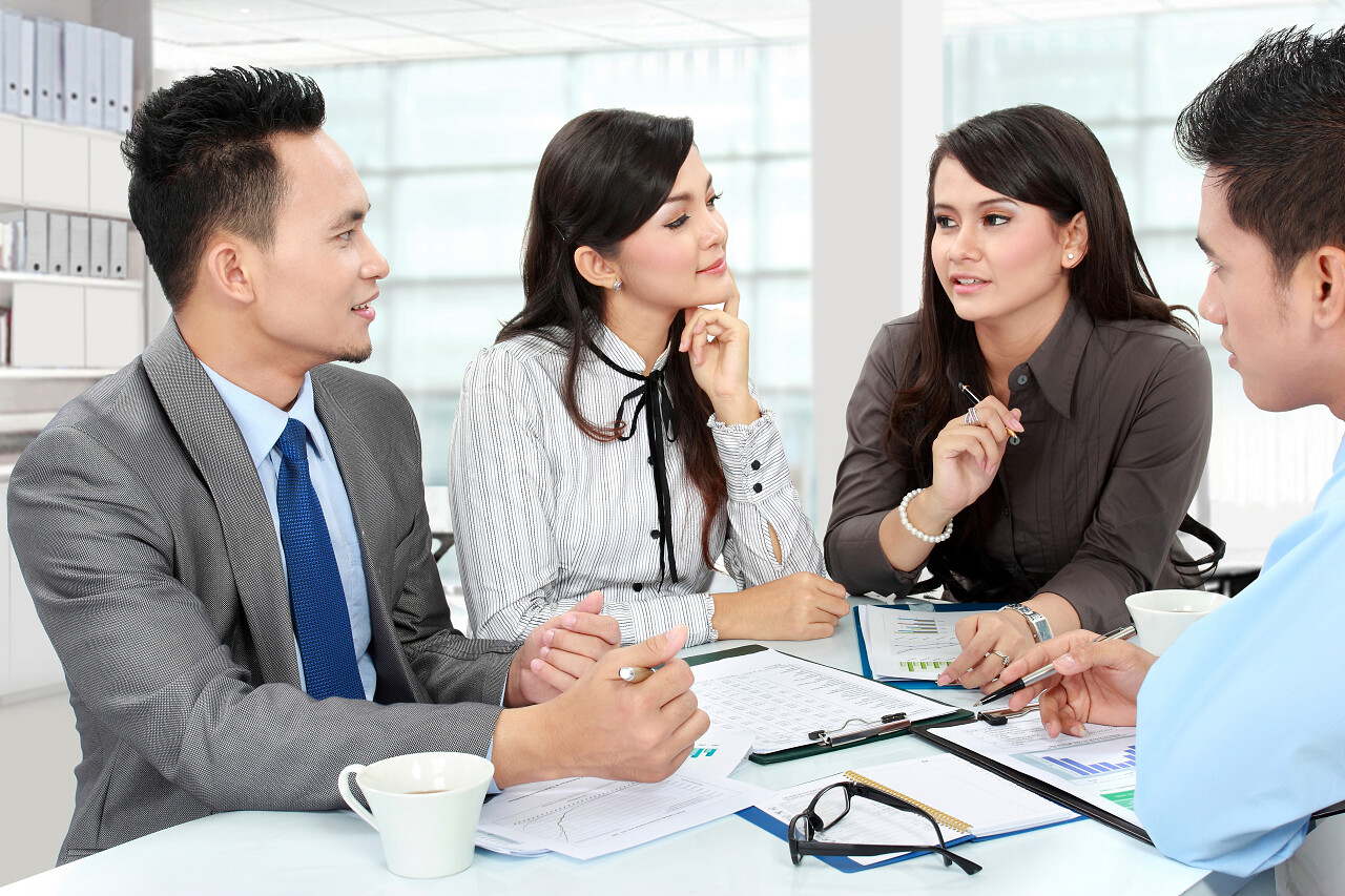 商务团队在一起讨论团队交流沟通会议商务沟通团队商务会议开会