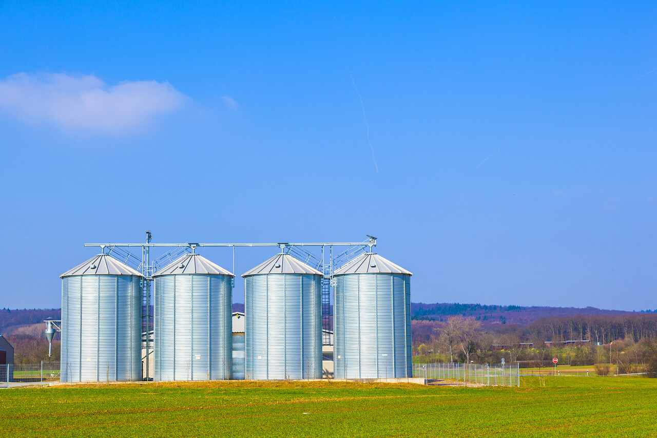 粮仓金属粮仓田野