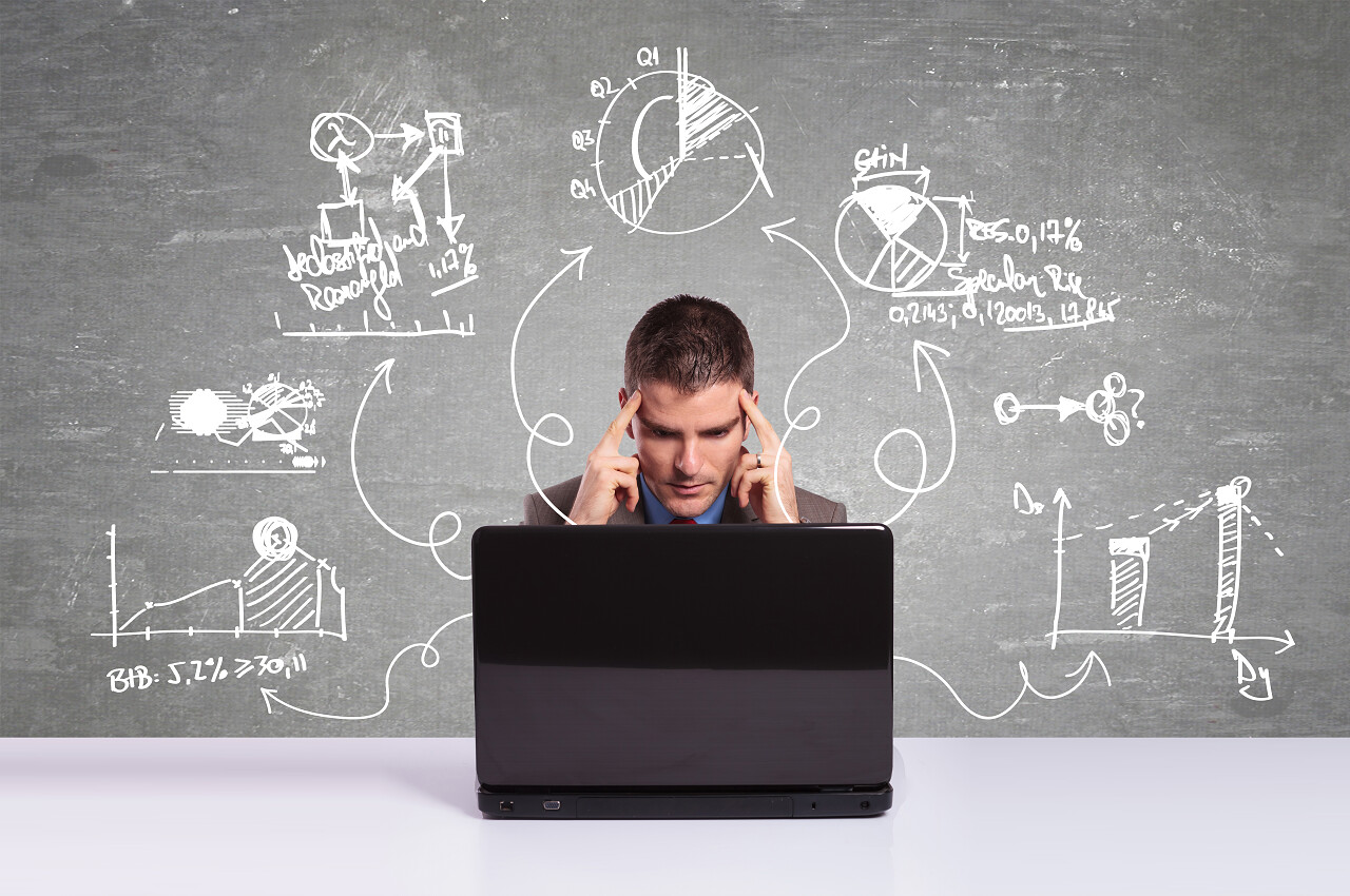 商务男士笔记本电脑前思考思维焦虑糊涂