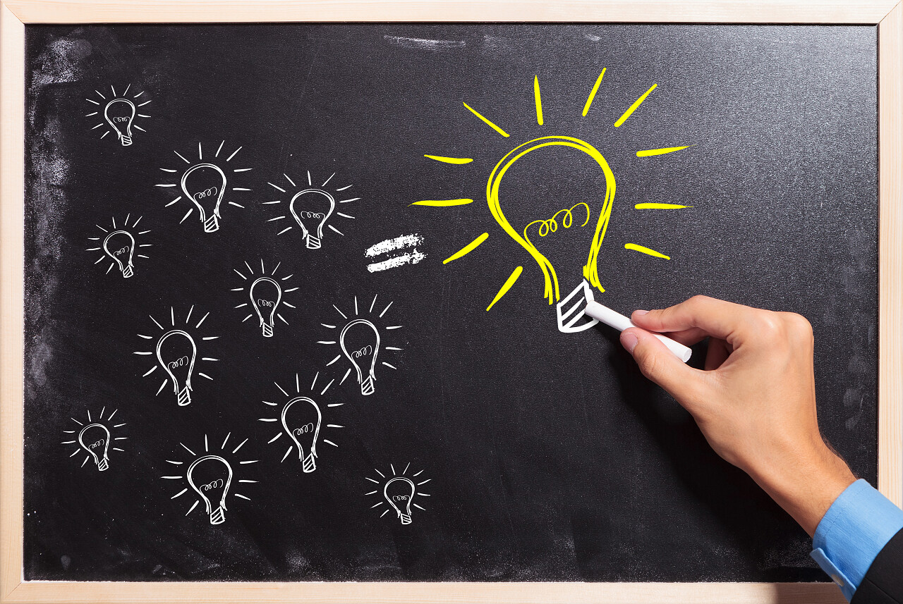 黑板上灯泡思考