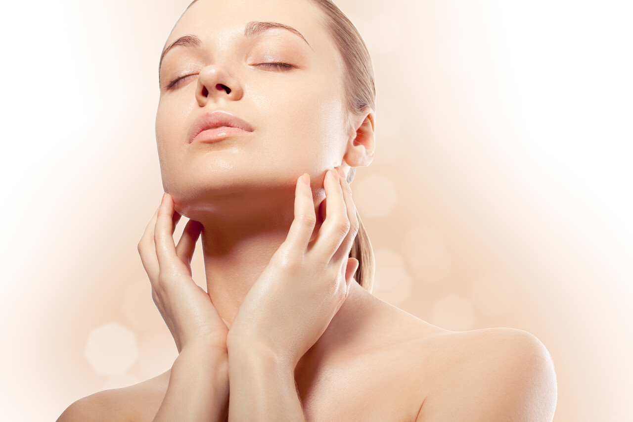 美女模特抚摸脸颊幸福女人幸福的人