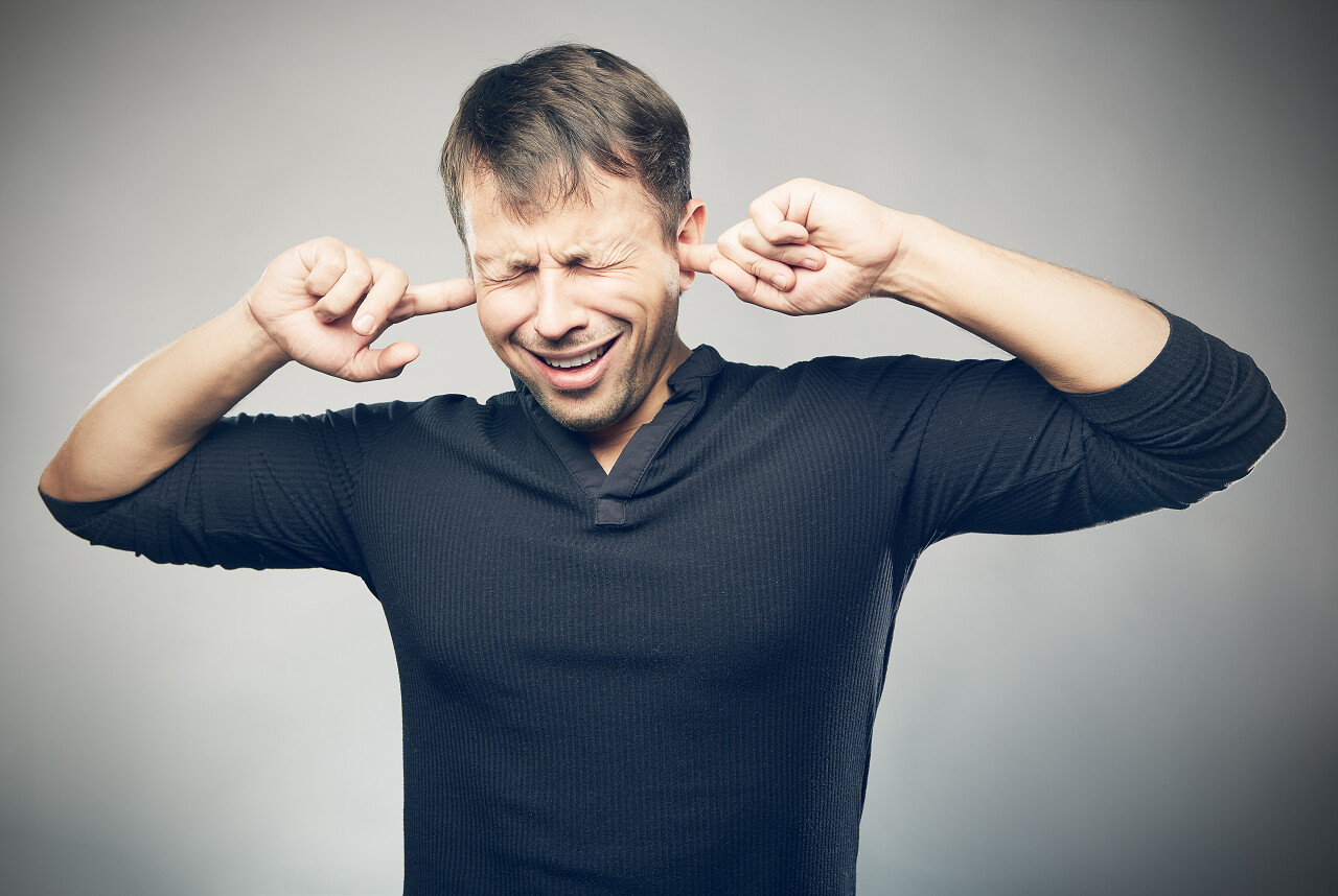 男人堵耳朵表情痛苦烦恼无奈