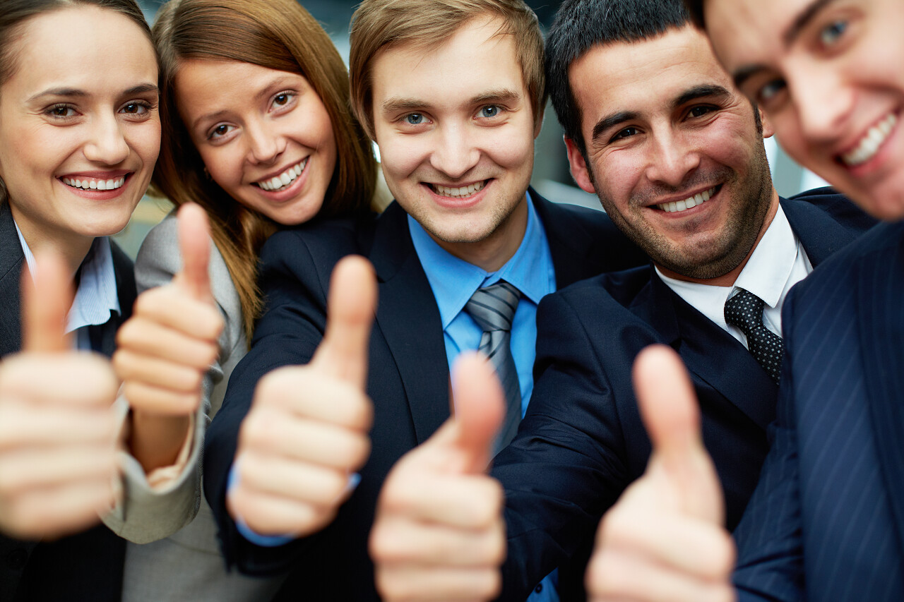 五位商业伙伴竖起大拇指加油点赞团队加油开心幸福团队企业专业商务精英团队成功人士商务男女点赞手势