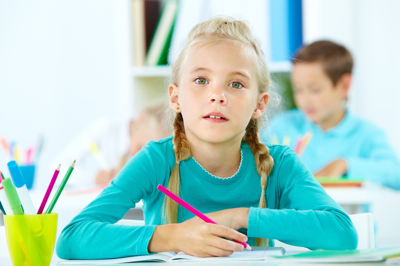 小女孩教室里上课学习