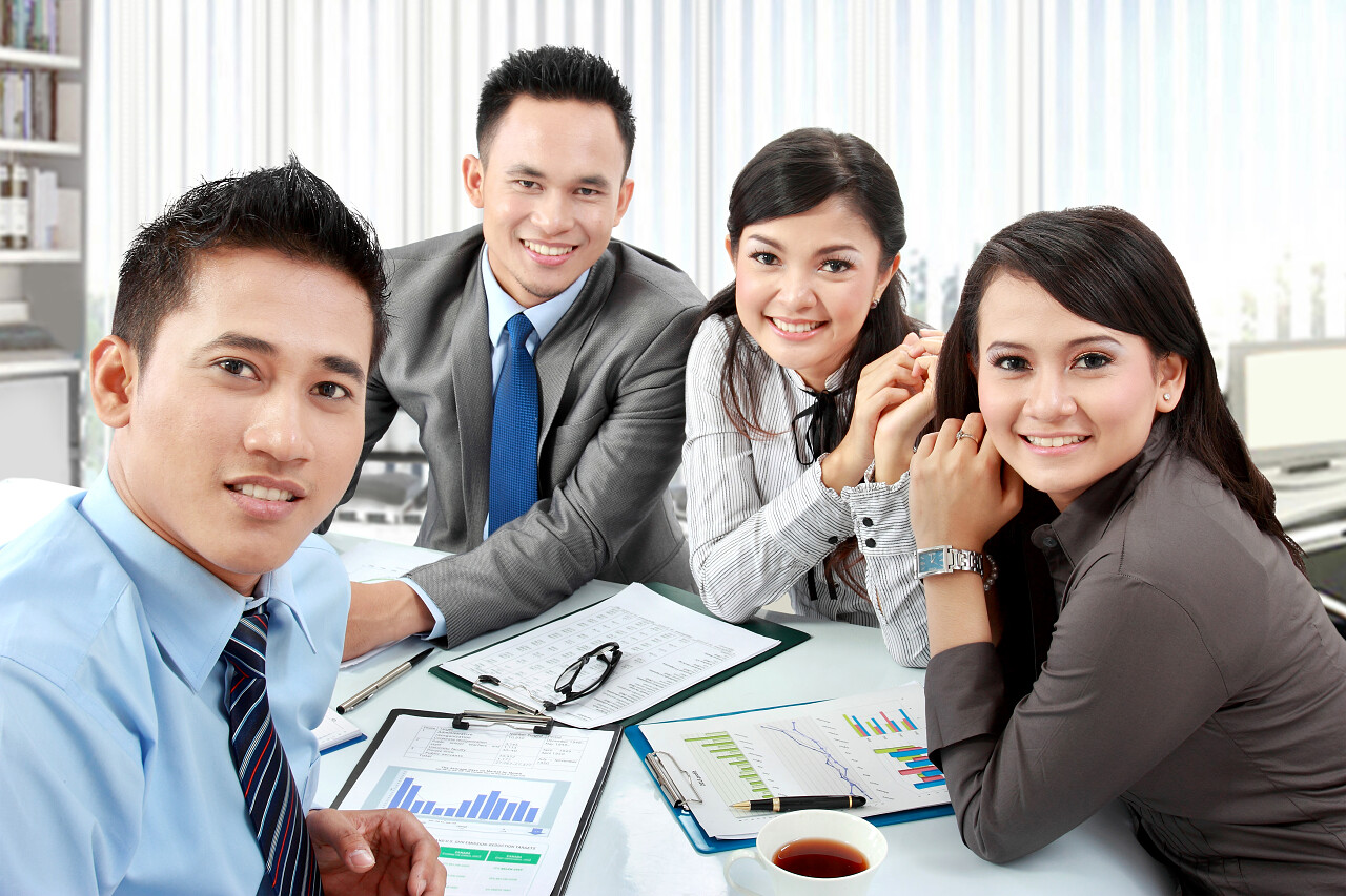 办公室商务人物团队微笑团队交流沟通会议成功人士商务男女商务沟通团队商务会议开会