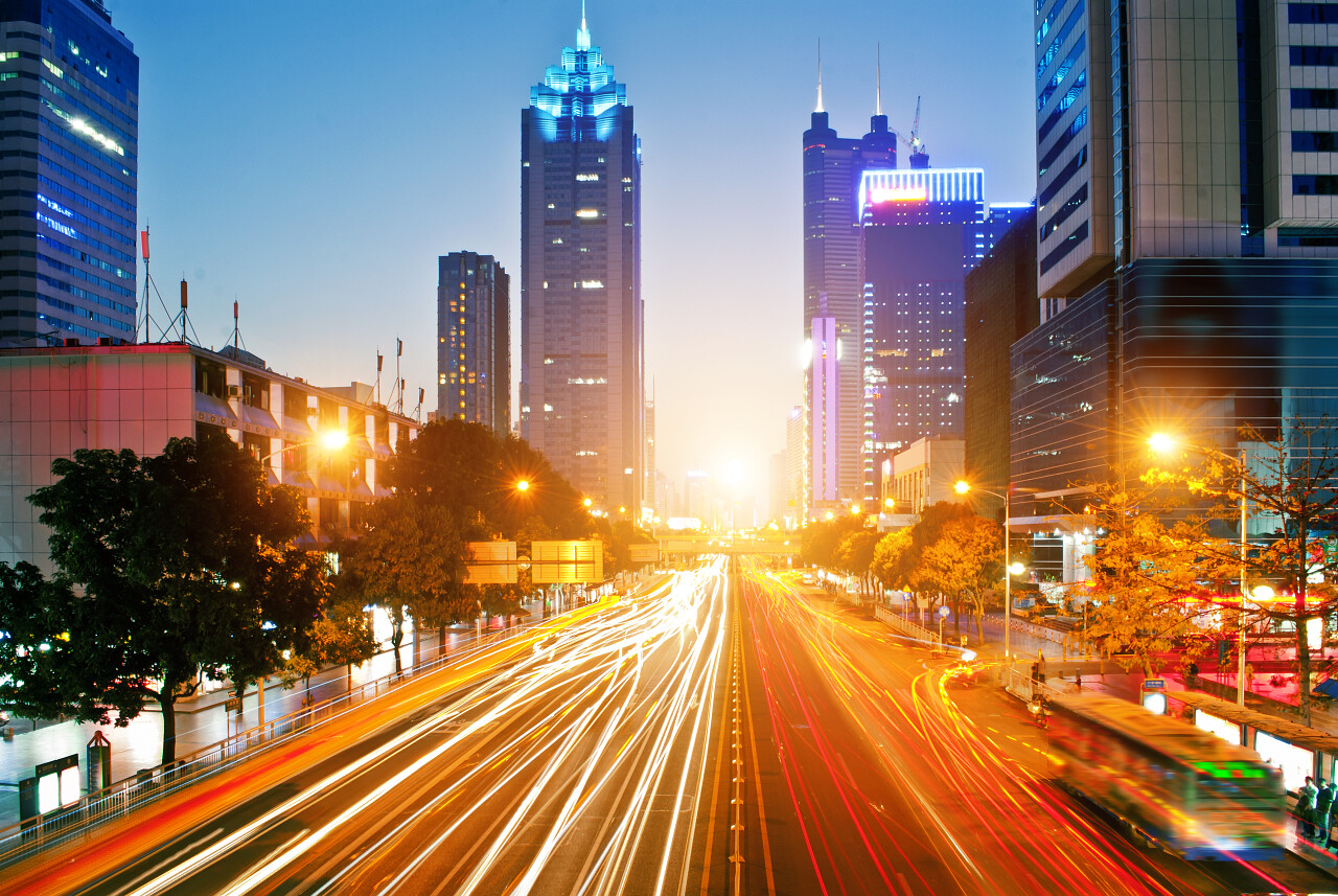 傍晚城市街道车流穿梭夜景灯光