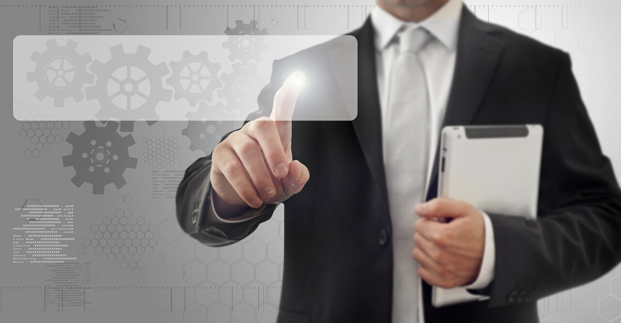 商务人士伸手点击空中屏幕现代化数字化点击手势