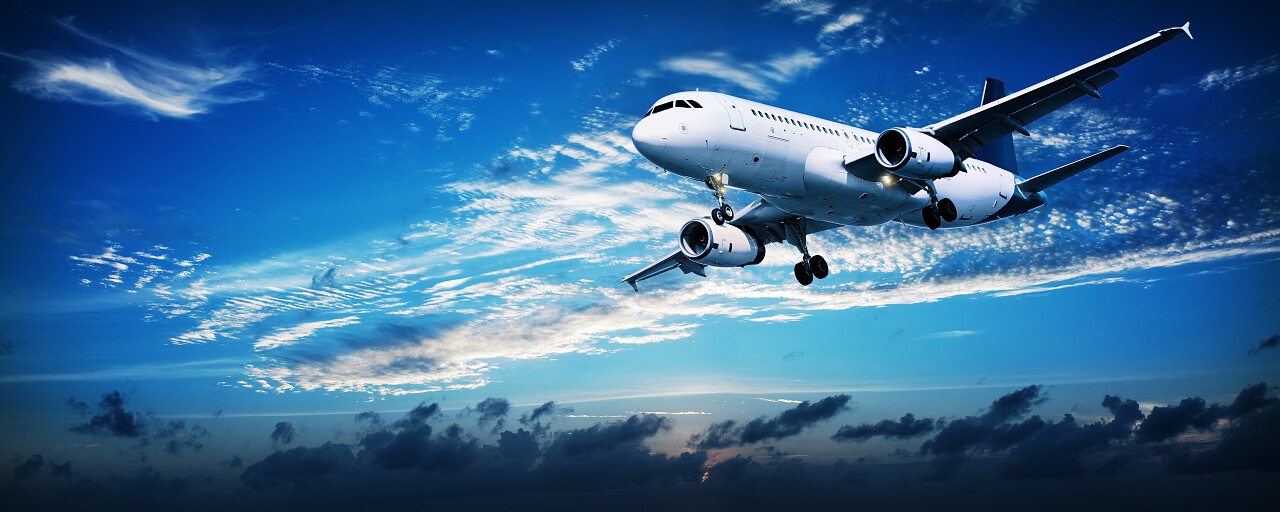 日落飞机在空中飞行飞机旅游