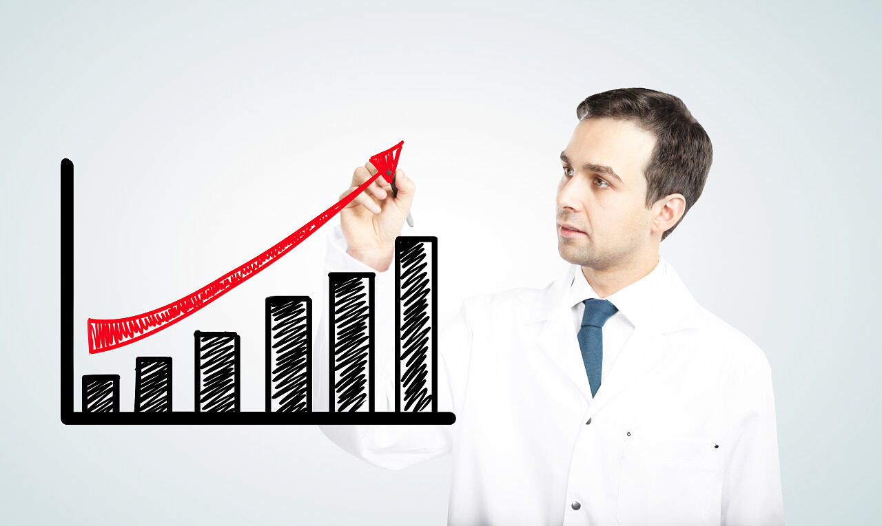 医生绘制增长曲线提升箭头提升