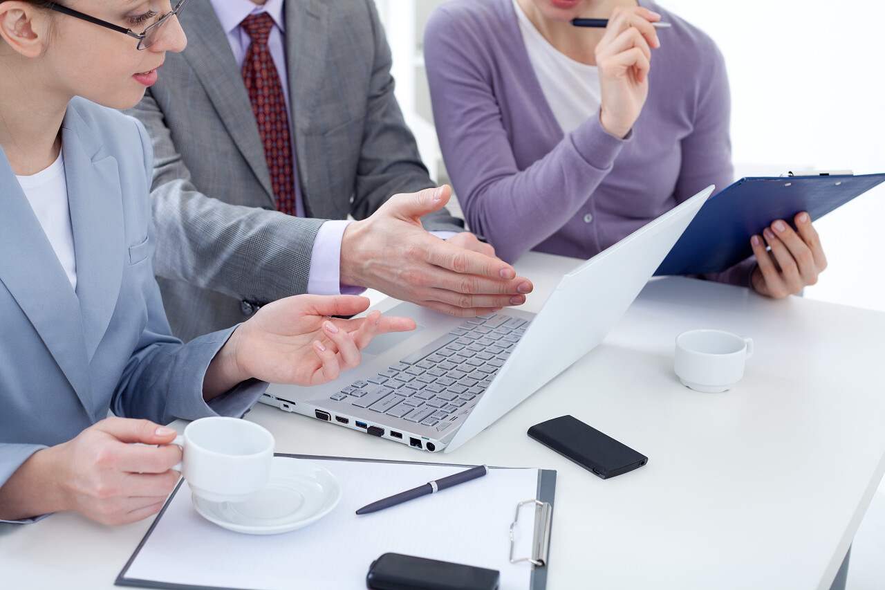 商务人物团队对着笔记本电脑讨论工作团队交流沟通会议