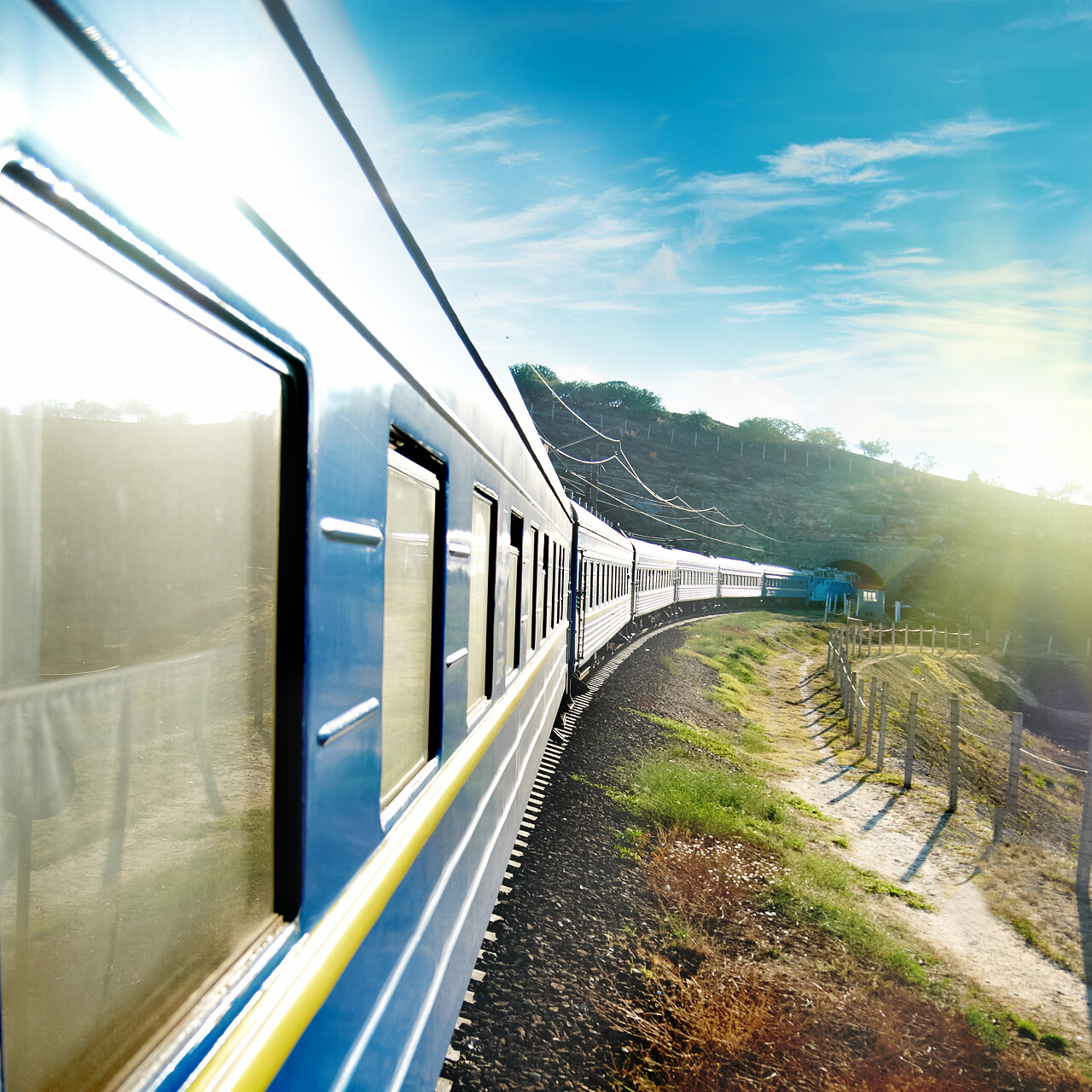 火车外侧火车一侧火车行驶