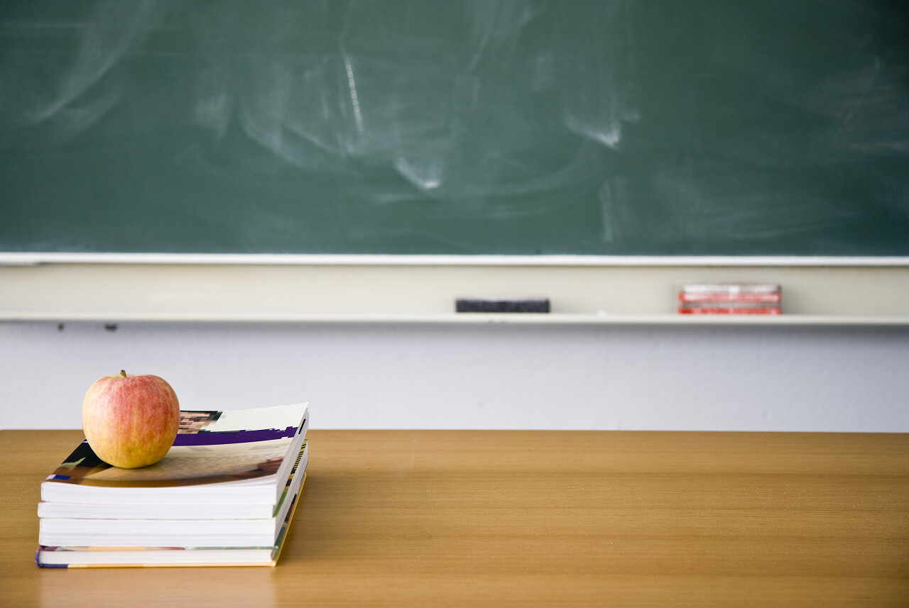 教室黑板课桌一本书苹果
