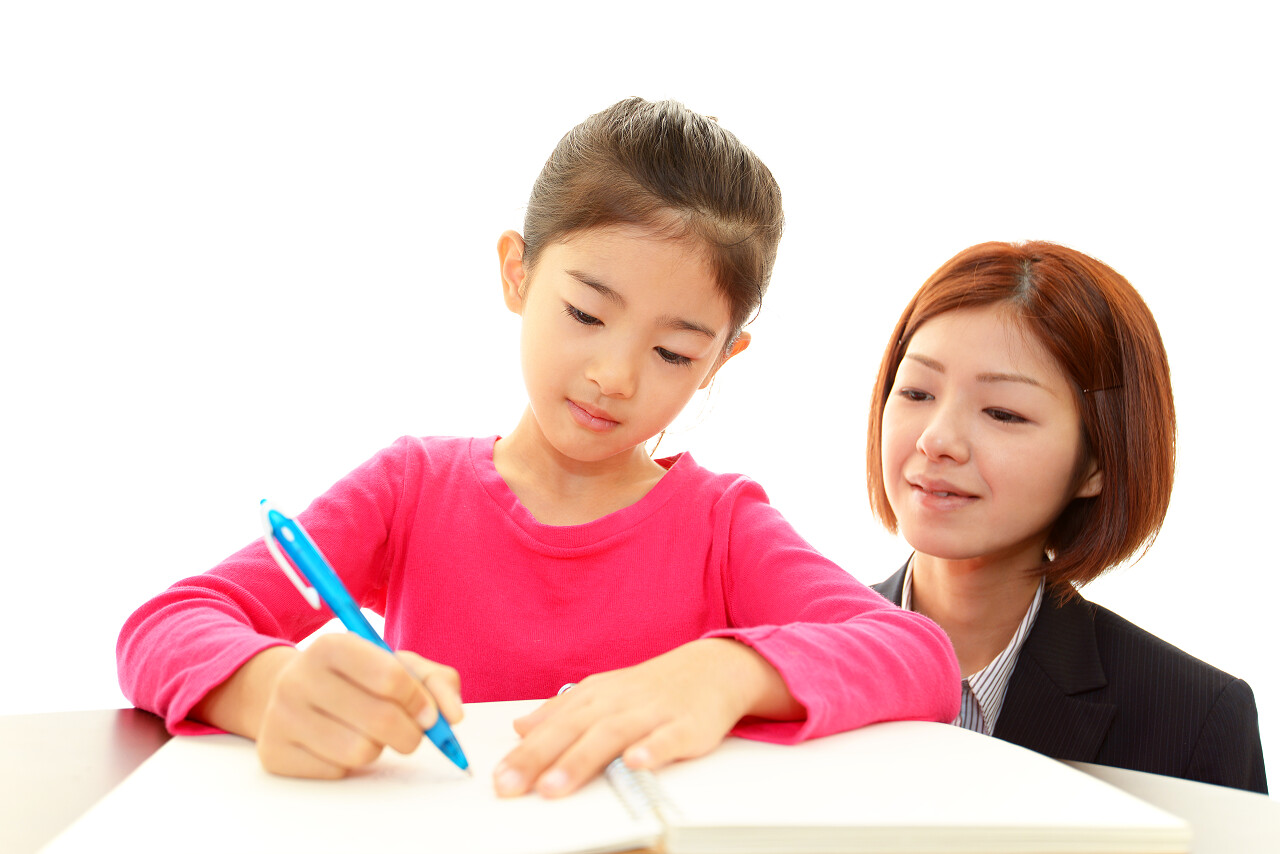 妈妈陪着孩子写作业