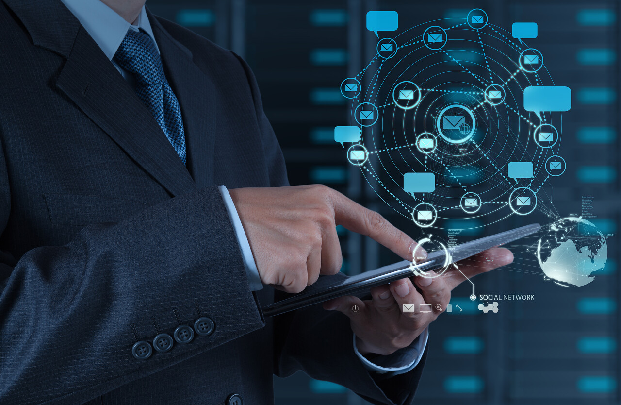 使用平板电脑手指操作触屏屏幕科技现代电子网络点击手势