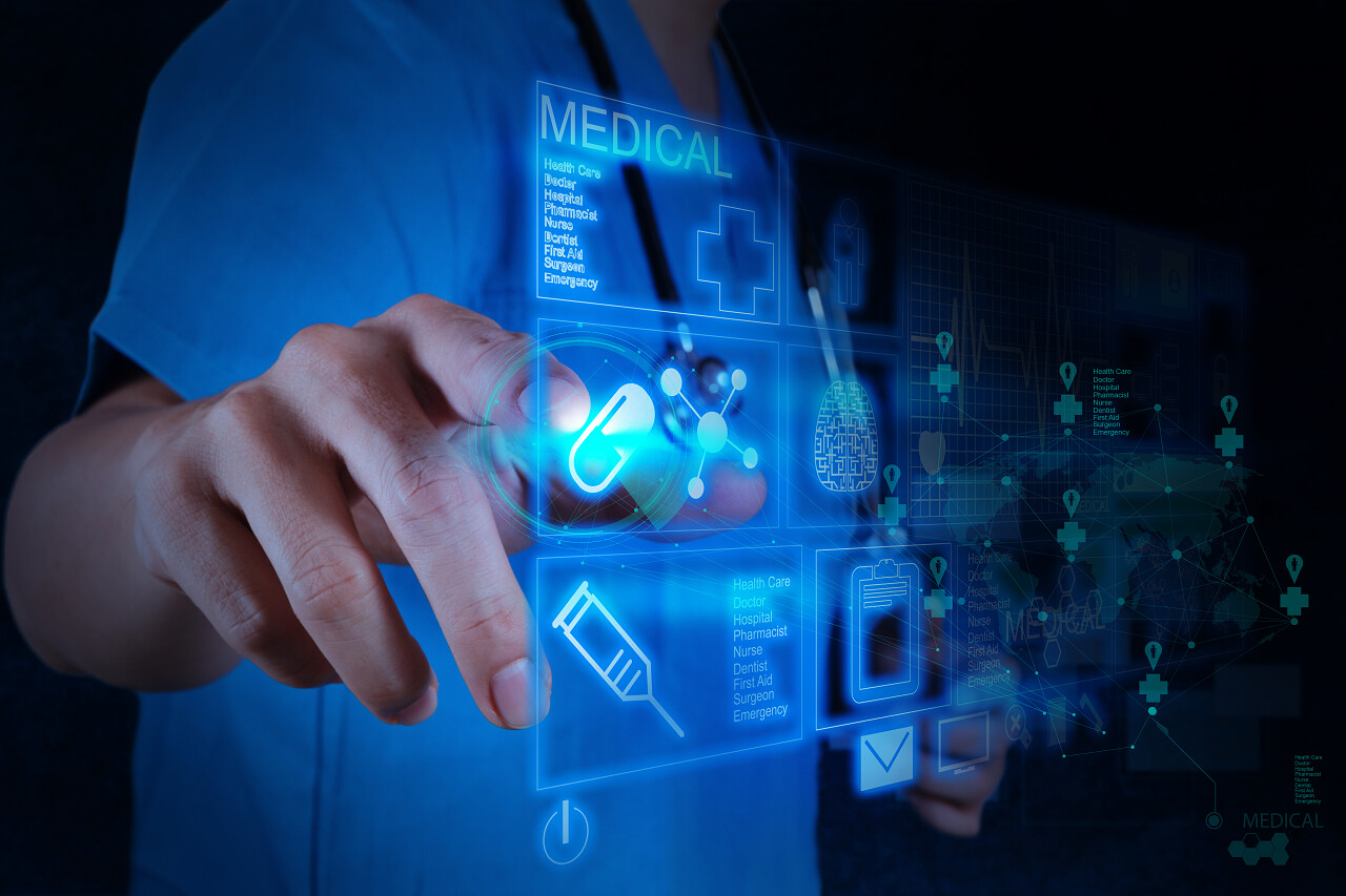 医生护士伸手点击屏幕触摸触屏数字化现代化医疗平台点击手势