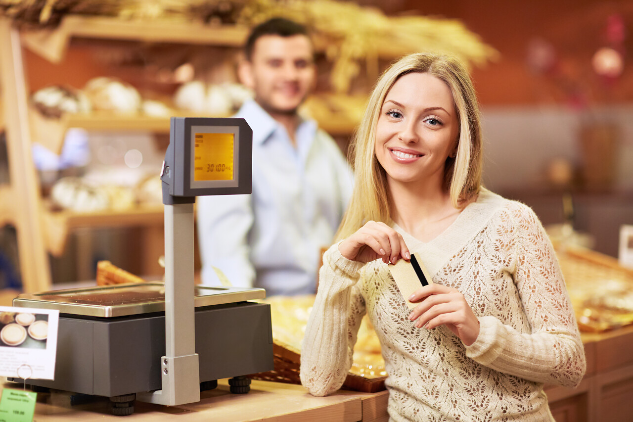 女孩超市结账银行卡刷卡信用卡