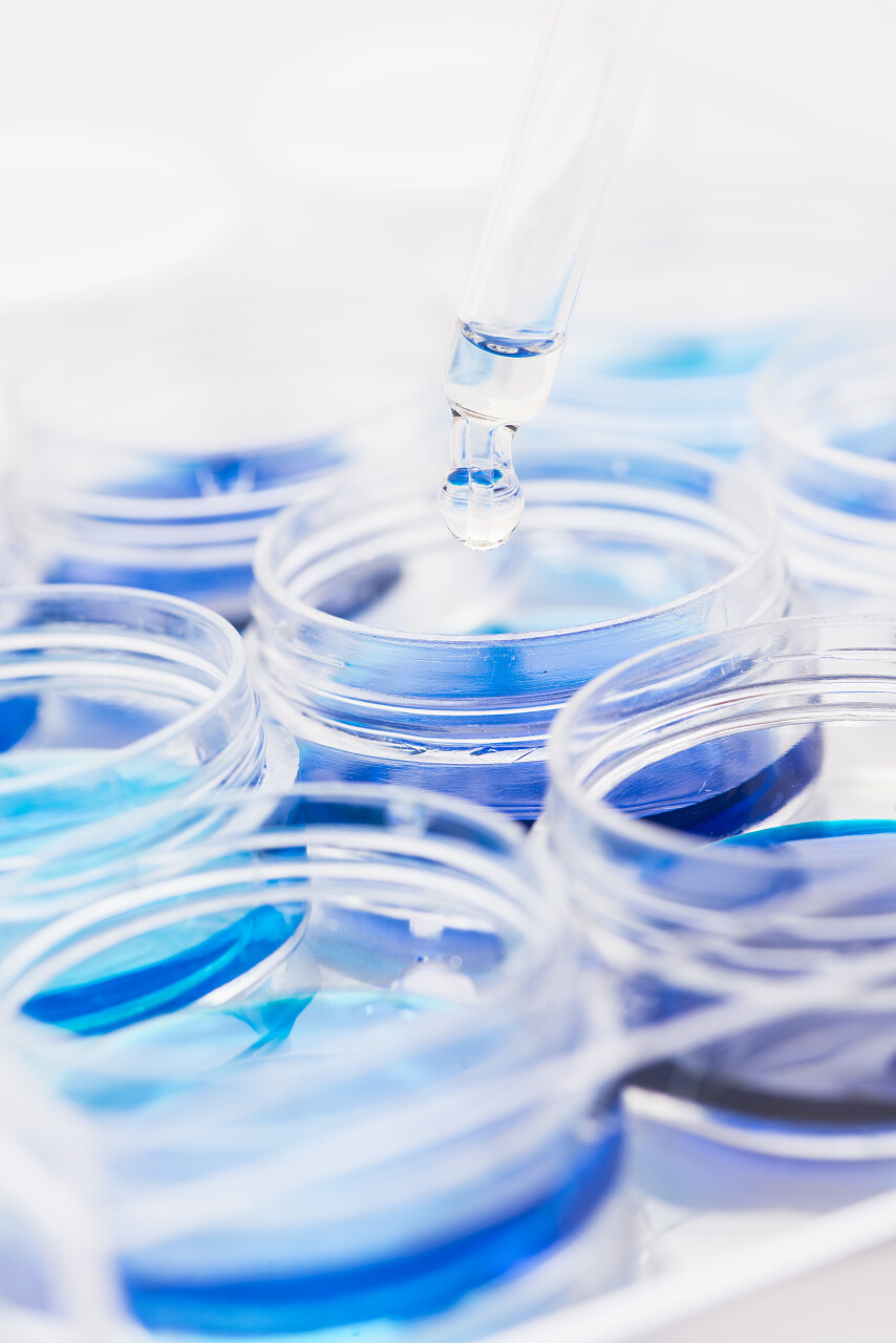 蓝色溶液滴管做实验药品研究医学