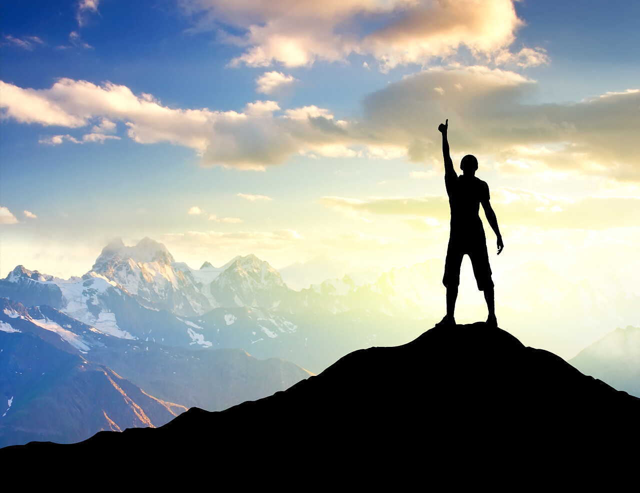 该人在山顶上山的剪影体育和积极的生活励志努力努力坚持不懈挑战极限突破自我克服困难