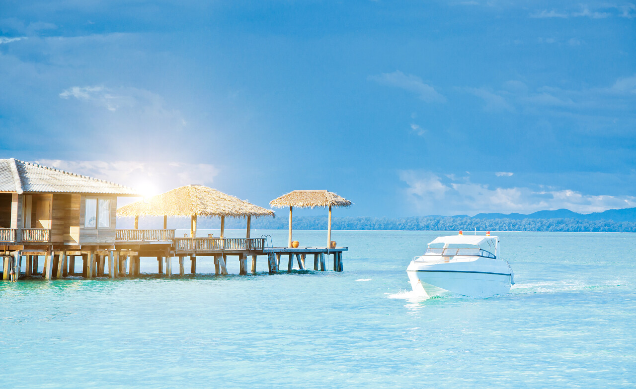 热带度假村和游艇在海上