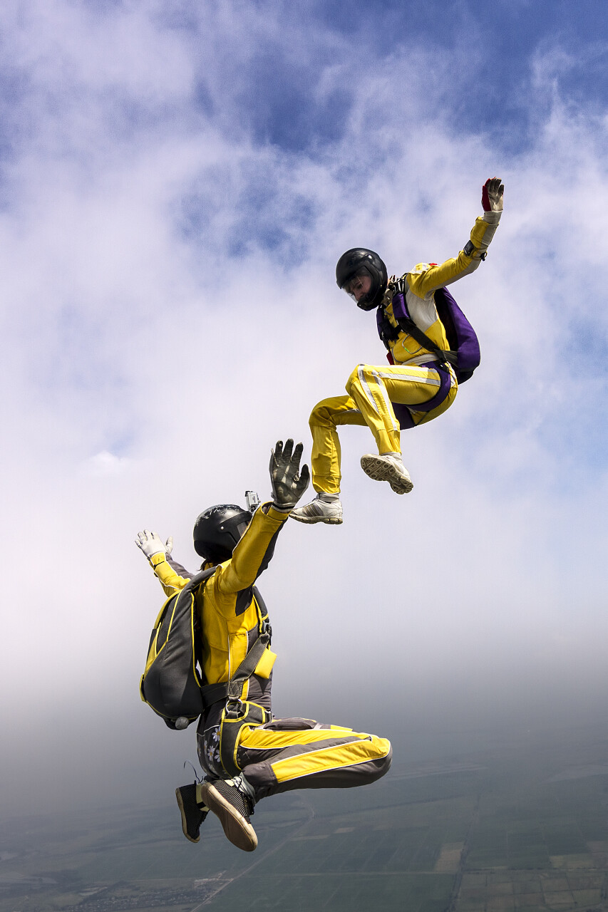 两个体育飞将军建立在自由落体中的图