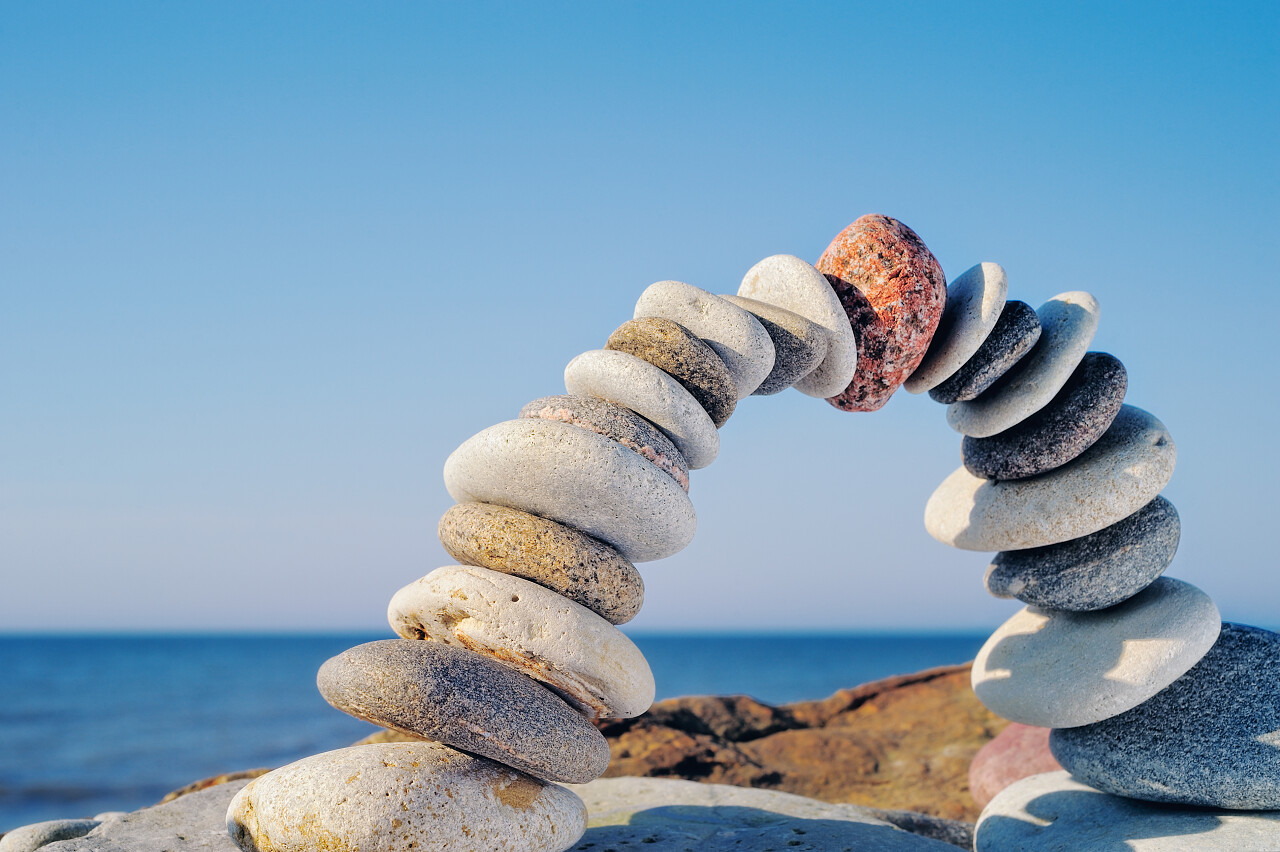 红色圆形石鹅卵石弧的中心