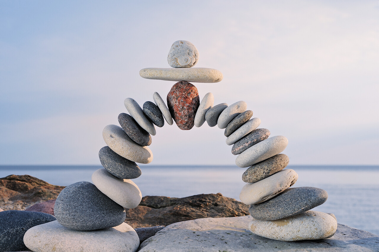 在海边的鹅卵石弧