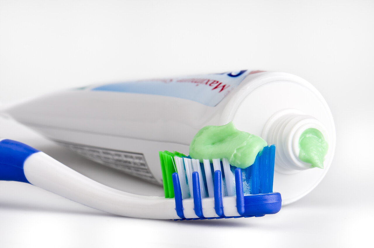 牙刷与牙粘贴和管的特写射击与选择性重点使用的宏删除所有标志