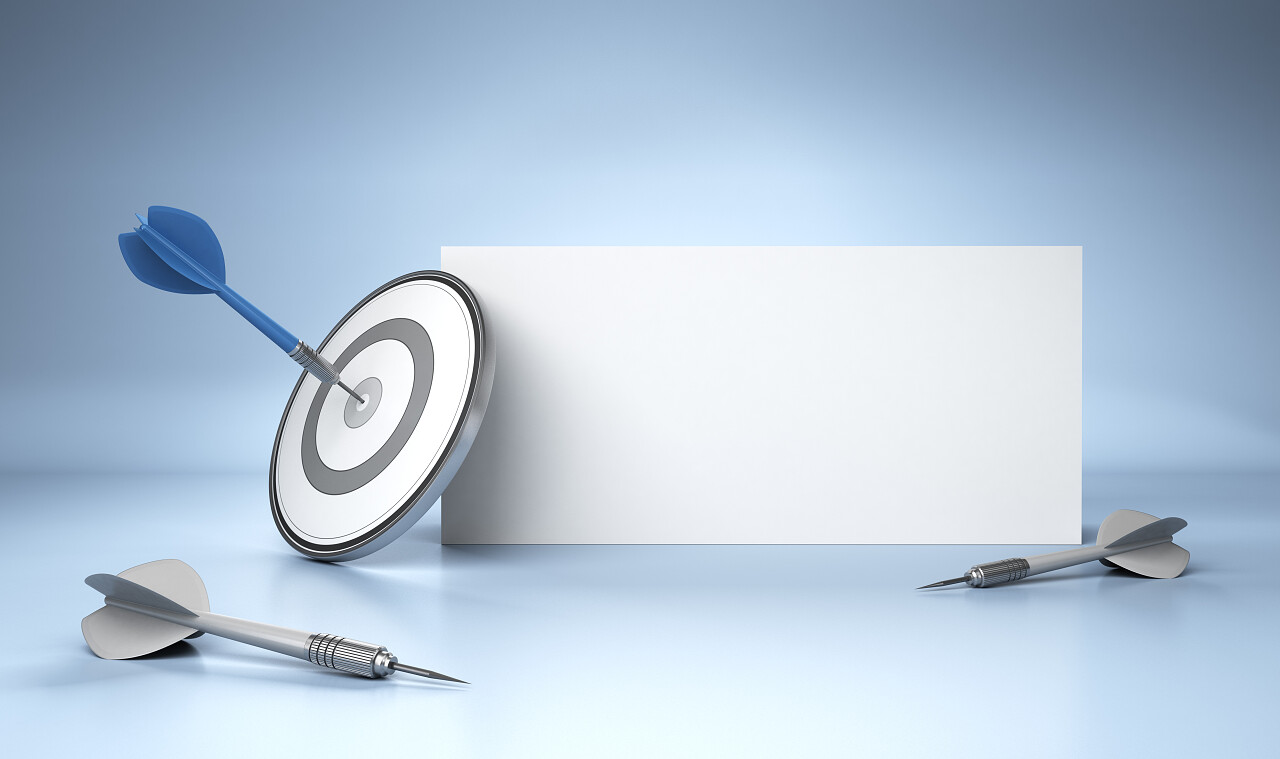 一镖击中了中心的一个灰色的目标在一个空白的标志用于广告宣传三维专用呈现图像在白色背景目标