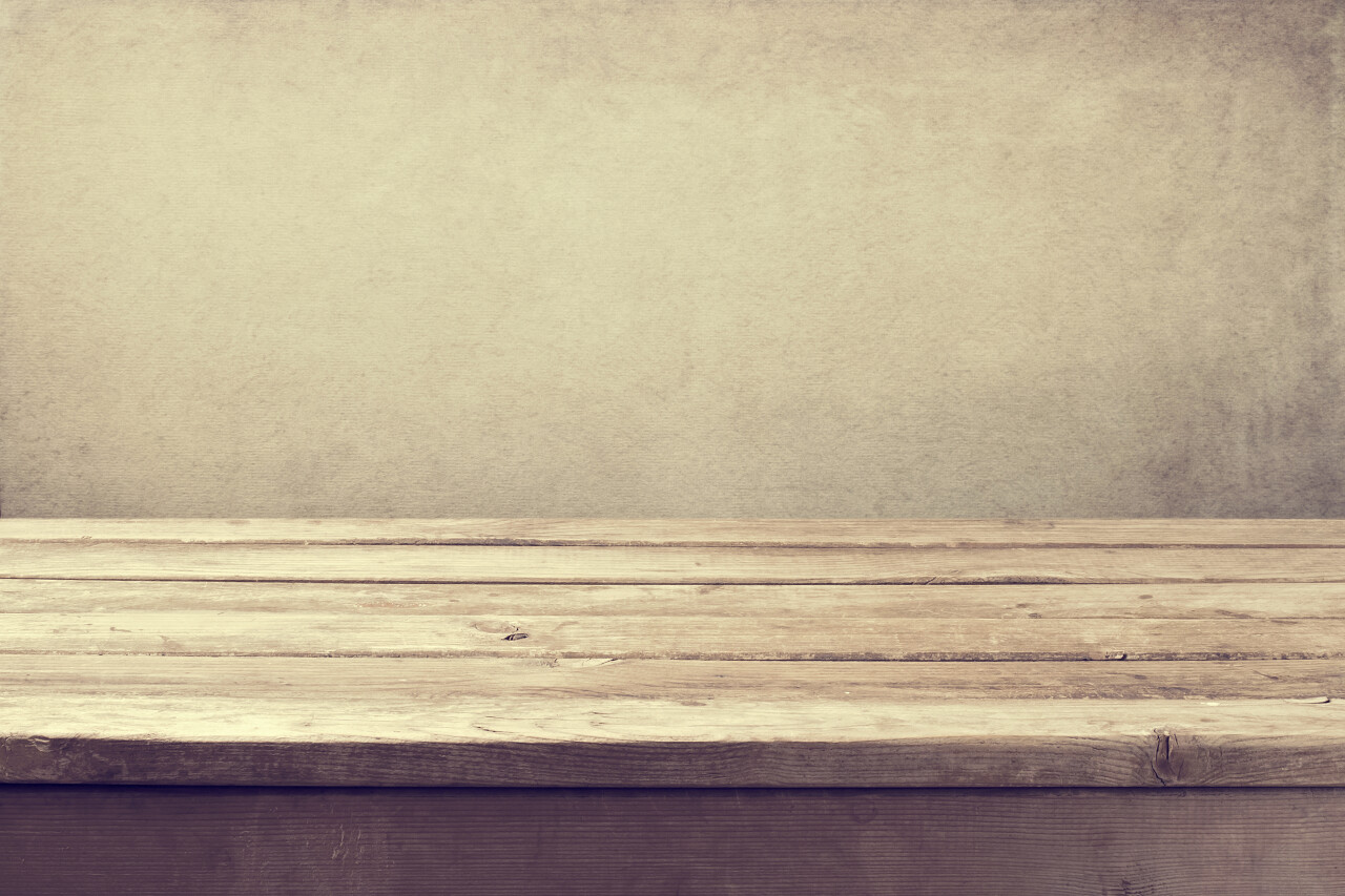 复古背景与木甲板表和明亮的墙