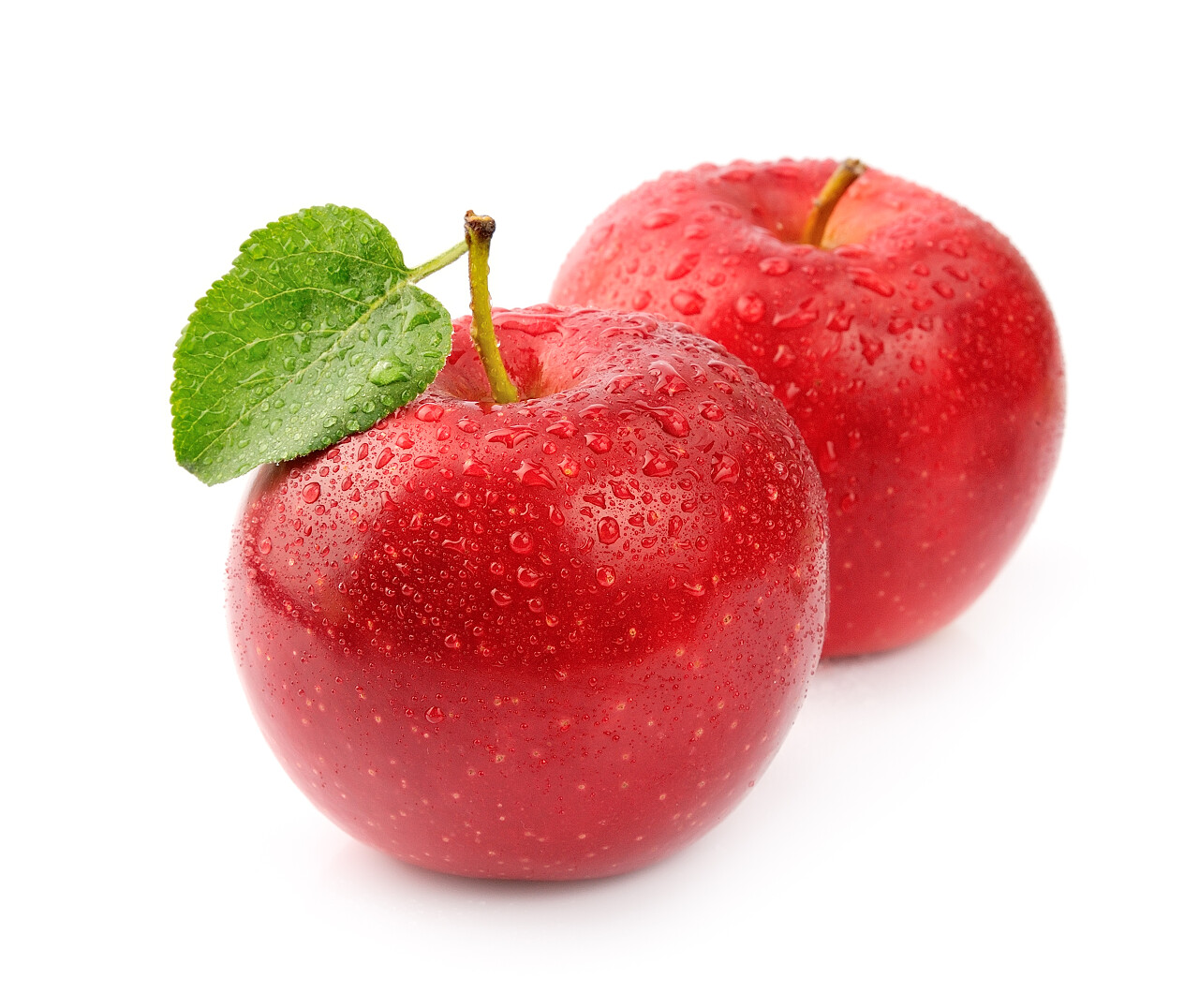 两个红苹果用叶子