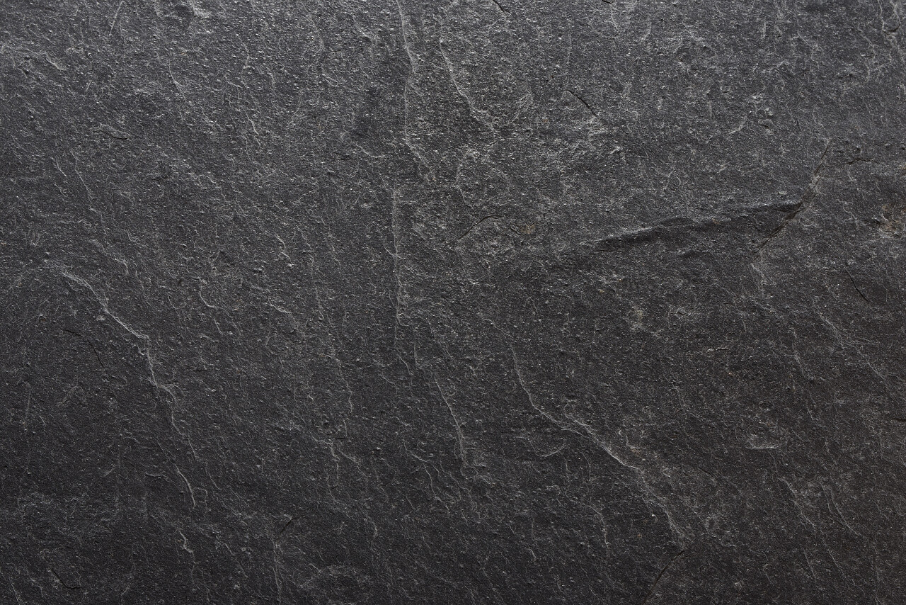 空白的黑色石板的特写背景纹理