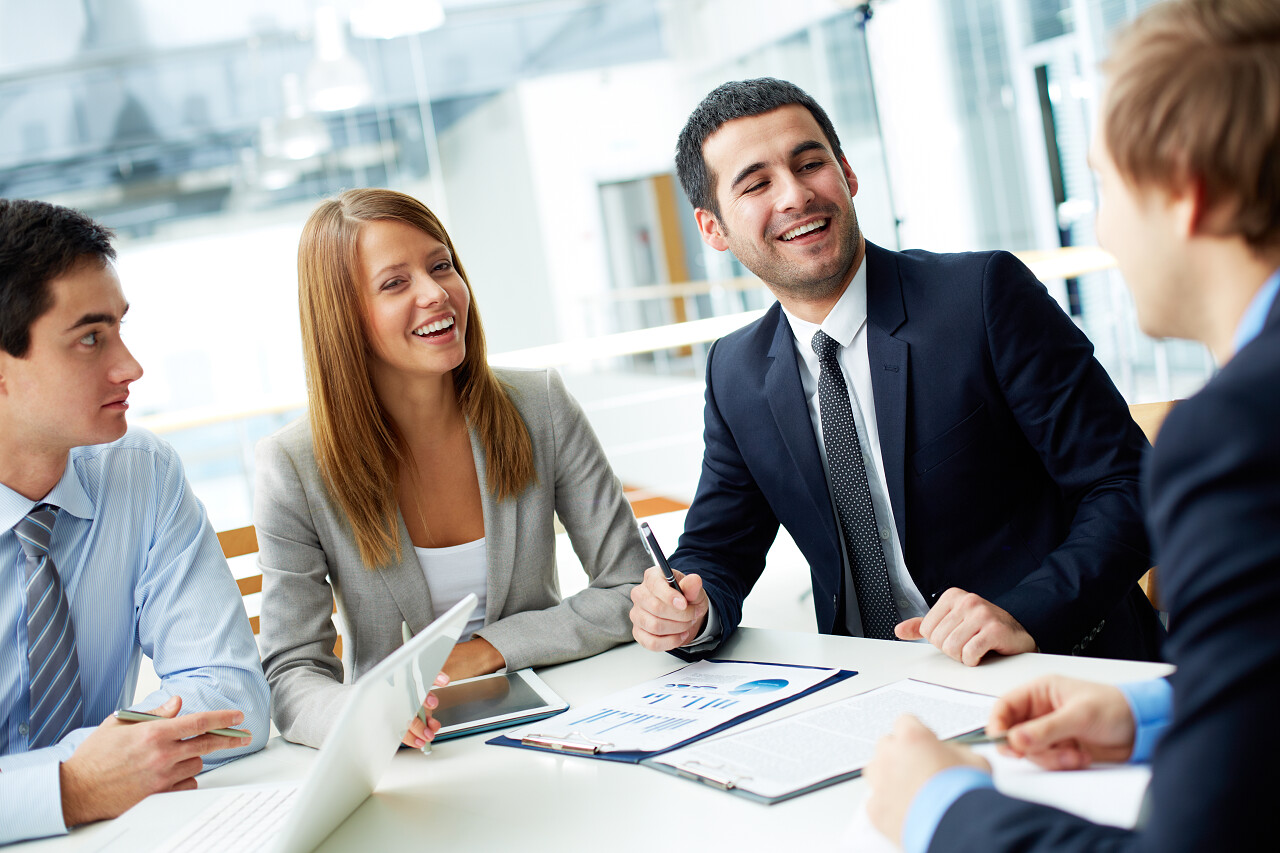 笑在交互在会议期间的业务伙伴的形象商务沟通团队商务会议开会