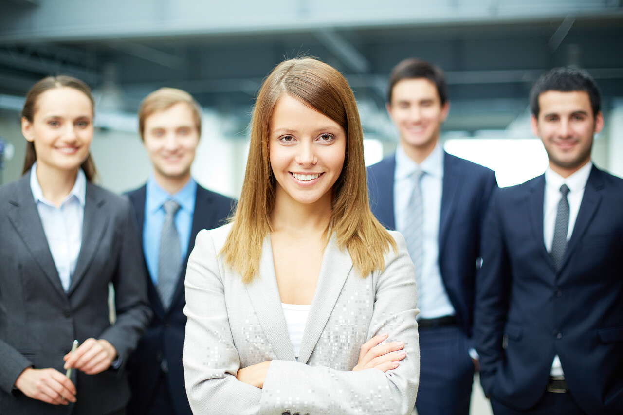 一群友好的商人 前面是快乐的女性领袖