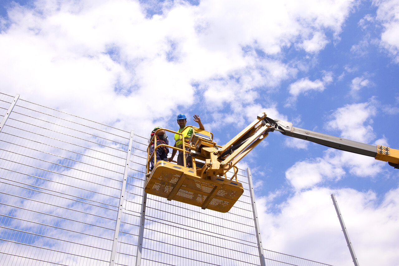 液压移动施工平台提升实现建筑工人蓝蓝的天空