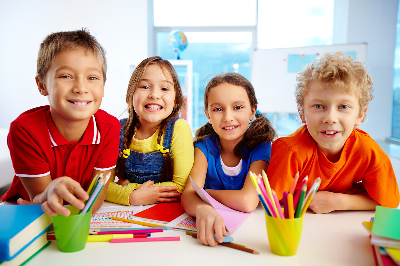 微笑享受他们的一天在学校的朋友们的肖像幸福的人美好童年